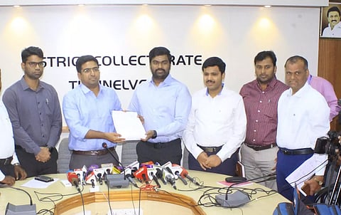 கலெக்டர் விஷ்ணு இறுதி வாக்காளர் பட்டியலை வெளியிட மாநகராட்சி கமிஷனர் 
சிவகிருஷ்ணமூர்த்தி பெற்றுக்கொண்ட போது எடுத்தபடம்.