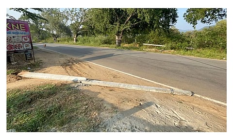 சாலையில் விழுந்த கம்பத்தை படத்தில் காணலாம்.