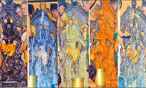 மரகத நடராஜருக்கு அபிஷேகம் நடைபெற்றதை படத்தில் காணலாம்.