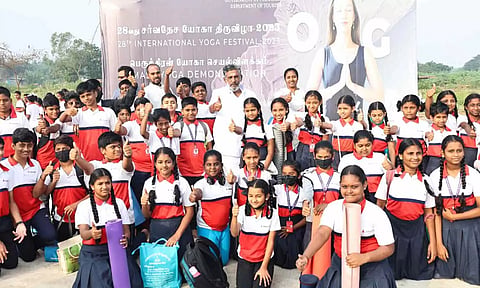 சர்வதேச யோகா திருவிழாவை அமைச்சர் தேனீ.ஜெயக்குமார் தொடங்கி வைத்த காட்சி.
