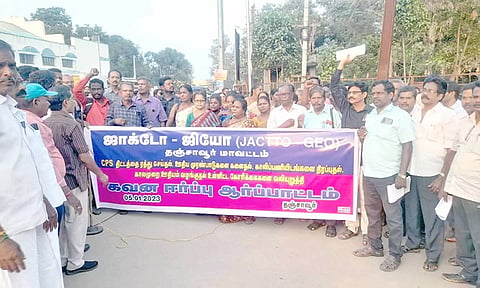தஞ்சையில் ஜாக்டோ- ஜியோ அமைப்பு சார்பில் ஆர்ப்பாட்டம்  நடைபெற்றது.