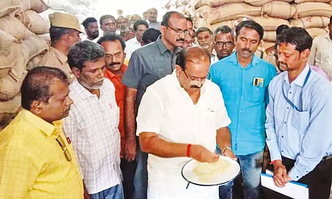 வாடிப்பட்டி அருகே சாணாம்பட்டி நுகர்பொருள் வாணிப கிட்டங்கியில் அமைச்சர் சக்கரபாணி ஆய்வு செய்த போது எடுத்த படம்.