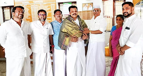 இஸ்லாமியா பள்ளிகளின் தாளாளருக்கு கீழக்கரை நகர் தி.மு.க.செயலாளர் பஷீர் அகமது தலைமையில் கட்சி நிர்வாகிகள் பொன்னாடை அணிவித்தனர்.