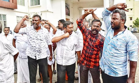 மதுரை கலெக்டர் அலுவலக போர்டிக்கோவில் தீக்குளிக்க முயன்ற அவனியாபுரம் கிராம கமிட்டியினர்.&nbsp;