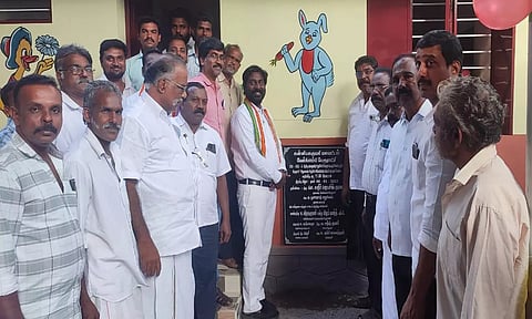 அங்கன்வாடி மையத்தை விஜய்வசந்த் எம்.பி. திறந்து வைத்தபோது எடுத்த படம்&nbsp;