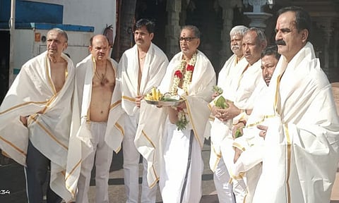 கன்னியாகுமரி பகவதி அம்மன் கோவிலில் சாமி கும்பிட்டுவிட்டு வெளியே வந்த எம்.பி.க்கள் குழுவினரை படத்தில் காணலாம்&nbsp;
