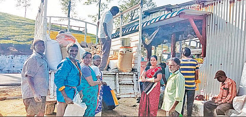 வால்பாறையில் ரேஷன் பொருட்களை லாரியில் கொண்டு வினியோகிக்கும் பணியாளர்