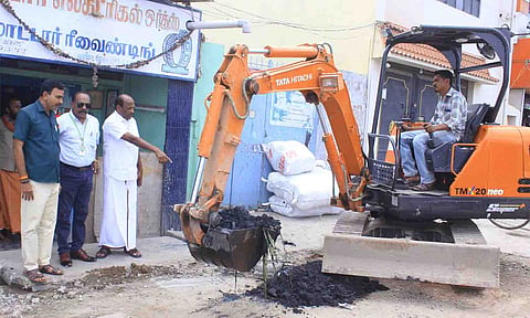 கழிவு நீரோடை தூர்வாரும் பணியினை  சுகாதார அலுவலர் இளங்கோ ஆய்வு செய்தார். அருகில் கவுன்சிலர் கிட்டு என்ற ராமகிருஷ்ணன் உள்ளார்.