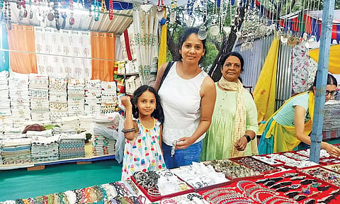 பொங்கல் பண்டிகையையொட்டி கைத்தறி-கைவினைப்பொருள் கண்காட்சி