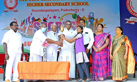 முத்துரத்தினம் அரங்கம் மேல்நிலைபள்ளியில் நடைபெற்ற விளையாட்டு போட்டியை தொடங்கி வைத்து மாணவிகளுக்கு பரிசுகோப்பை சபாநாயகர் ஏம்பலம் செல்வம் வழங்கிய காட்சி.