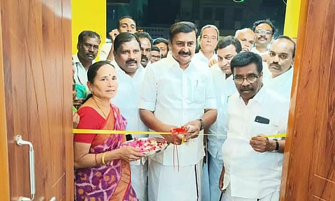 புதிய கட்டிடங்களை அமைச்சர் மு.பெ. சாமிநாதன்  திறந்து வைத்த காட்சி. .