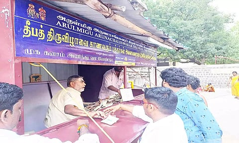 திருவண்ணாமலை அருணாசலேஸ்வரர் கோவிலில் திருமஞ்சனம் கோபுரம் அருகே கோவில் நிர்வாகம் சார்பில் ‘மகாதீப மை’ விற்பனை செய்யப்பட்டு வருவதை படத்தில் காணலாம்.