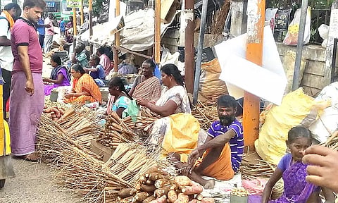 ராமநாதபுரம் புதிய பஸ் நிலையம் பகுதியில் பனங்கிழங்குகள் விற்பனை நடைபெறுகிறது.
