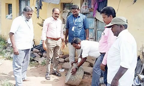 கொன்றைக்காடு கிராமத்தில் மருத்துவ குழுவினர் ஆய்வு செய்த போது எடுத்த படம்.&nbsp;