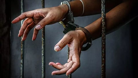 பேருந்தில் சங்கிலி திருடிய 2 ெபண்கள் கைது