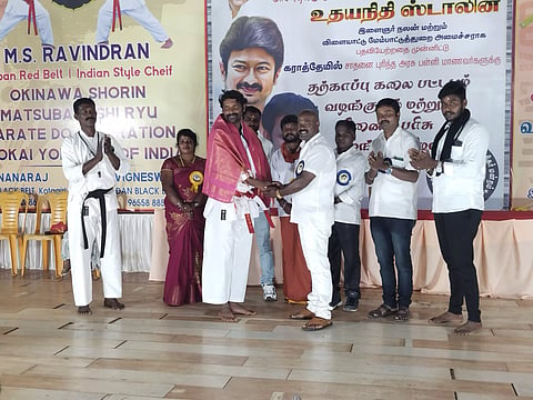 கராத்தே பயிற்சி பெற்ற மாணவர்களுக்கு பாராட்டு சான்றிதழ்