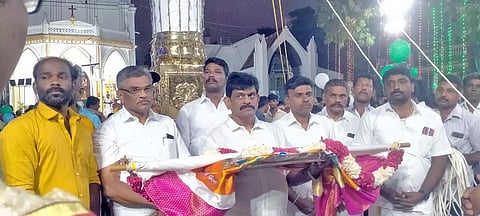 ஆலய திருவிழாவையொட்டி தர்மகர்த்தா ஜெபஸ்டின் ஆனந்த் தலைமையில் ஊர் பெரியவர்கள் புனித கொடியை எடுத்து வந்த காட்சி.