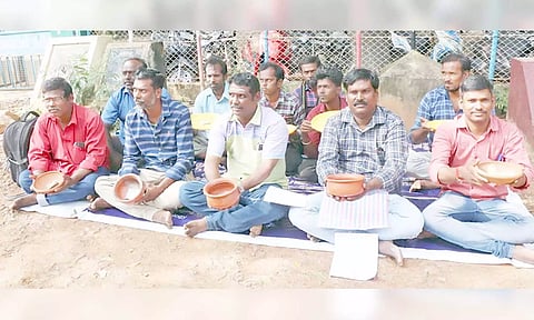 பிச்சை எடுக்கும் நூதன போராட்டத்தில் ஈடுபட்ட பருவகால பணியாளர்கள்.