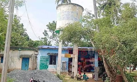 சேதமடைந்த நிலையில் காணப்படும் மேல்நிலை நீர்த்தேக்க தொட்டி.
