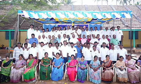 25 ஆண்டுகளுக்கு  பிறகு சந்தித்த முன்னாள் அரசு பள்ளி மாணவர்கள்
