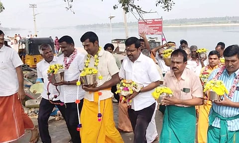 விழாவையொட்டி கொடுமுடியில் இருந்து ஸ்ரீ மாகாளியம்மனுக்கு  தீர்த்தம்  எடுத்து வரப்பட்ட காட்சி.&nbsp;
