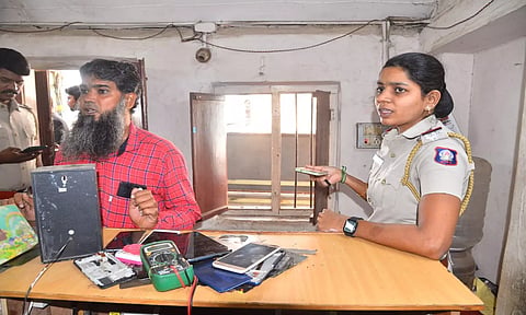 கொள்ளை நடந்த கடையில் போலீஸ் சப்-இன்ஸ்பெக்டர் விசாரணை நடத்தினார்.
