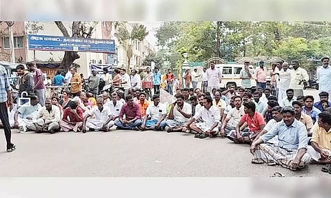 கும்பகோணம் அரசு ஆஸ்பத்திரி முன்பு சாலை மறியலில் ஈடுபட்ட உறவினர்கள்.