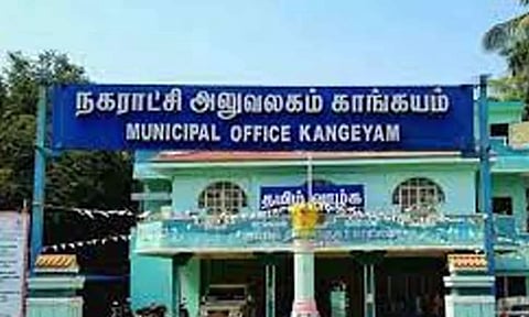 தீயிட்டு எரிக்கப்படும் பொருட்களை  எரிக்காமல் தூய்மைப்பணியாளா்களிடம் வழங்க வேண்டும்