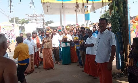 பொதுமக்களை கவர்ந்த பெருஞ்சலங்கை ஆட்டம்