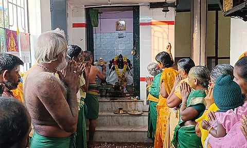 பூஜையில் கலந்து கொண்ட பக்தர்களை படத்தில் காணலாம்.