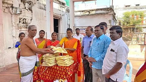 சங்கரநாராயணசுவாமி கோவில் பணியாளர்களுக்கு  நகராட்சி சேர்மன் உமா மகேஸ்வரி சரவணன் புத்தாடைகள் வழங்கினார்.