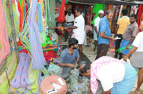 மாட்டு பொங்கலையொட்டி கயிறு-மணி விற்பனை அமோகம்