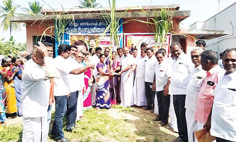 மத்தூர் ஒன்றியம் வாலிப்பட்டி ஊராட்சியில் உள்ள பெரமகவுண்டனூர் நியாய விலை கடையில் பொங்கல் தொகுப்பினை பொதுமக்களுக்கு ஒன்றிய செயலாளர் குண வசந்தரசு வழங்கினார்.
