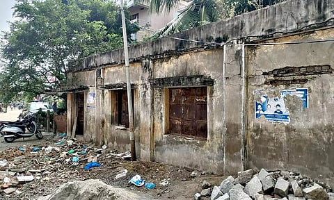 நூலக கட்டிடம் பழுதடைந்திருப்பதை படத்தில் காணலாம்.&nbsp;