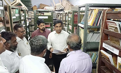 நூலகத்தில் கலெக்டர் செந்தில்ராஜ்  ஆய்வு மேற்கொண்ட காட்சி.