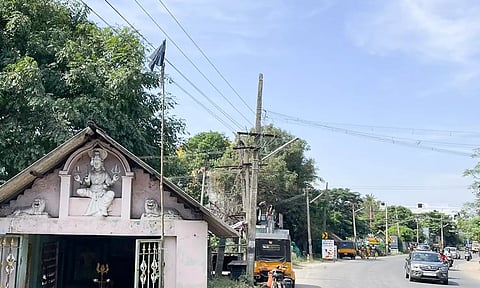 வீடுகளில் கருப்பு கொடி கட்டி உள்ளதை படத்தில் காணலாம்.&nbsp;