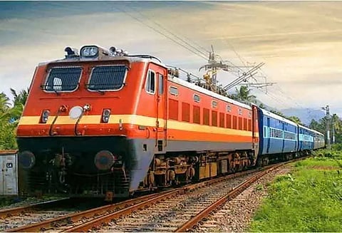 மேட்டுப்பாளையத்தில் இருந்து குன்னூருக்கு  டீசல் என்ஜின் ரெயில் சோதனை ஓட்டம்