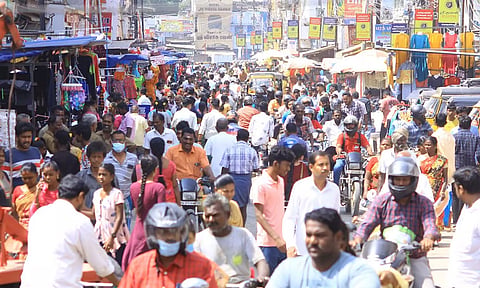 டவுன் வடக்கு ரதவீதியில் பொங்கல் பொருட்கள் வாங்குவதற்காக அலைமோதிய கூட்டம்.
