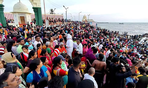கடற்கரை பகுதியில் திரண்டிருந்த சுற்றுலா பயணிகள் கூட்டத்தை காணலாம். 
