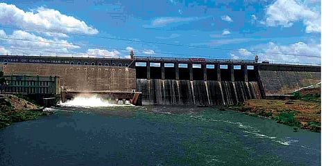 பவானிசாகர் அணையின் நீர்மட்டம் தொடர்ந்து குறைந்து வருகிறது.