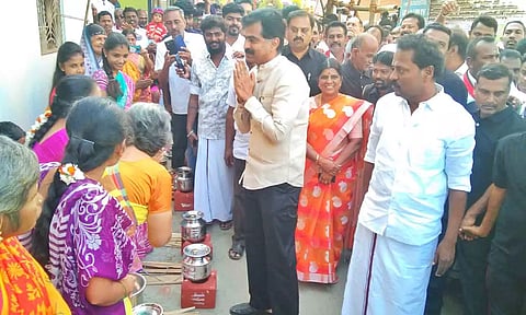 ம.தி.மு.க. சார்பில் நடைபெற்ற சமத்துவ பொங்கல் விழாவை ம.தி.மு.க. தலைமை நிலைய செயலாளர் துரைவைகோ தொடங்கிவைத்தார். அருகில் மாநகர மாவட்ட செயலாளர், கவுன்சிலர் நாகராஜ் மற்றும் பலர் உள்ளனர்.&nbsp;