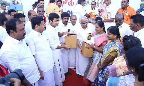 பொங்கல் விழாவை தொடங்கி வைத்த மேயர் தினேஷ்குமார்.