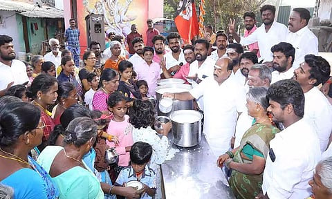 முன்னாள் முதலமைச்சர் எம்ஜிஆரின் 106 வது பிறந்த நாளையொட்டி பொதுமக்களுக்கு முன்னாள் எம்எல்ஏ  குணசேகரன் பால் வழங்கிய போது எடுத்த படம்.