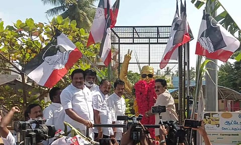 கோட்டகுப்பம் நகராட்சி எதிரே உள்ள எம்.ஜி.ஆர். சிலைக்கு டி.டி.வி. தினகரன் மாலை அணிவித்த காட்சி. அருகில் கிழக்கு மாவட்ட செயலாளர் கோவிந்தராஜ் உள்ளிட்ட நிர்வாகிகள்  உள்ளனர்.