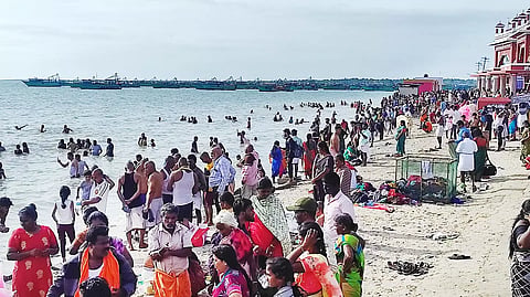 ராமேசுவரம் கோவிலில் பக்தர்கள் வழிபாடு