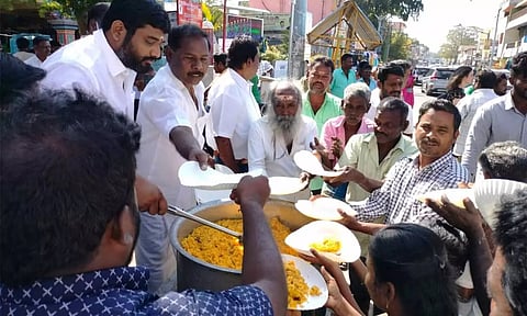 எம்.ஜி.ஆர் பிறந்தநாள்: மாமல்லபுரத்தில் சுற்றுலா பயணிகளுக்கு அன்னதானம் வழங்கிய அ.தி.மு.க.வினர்
