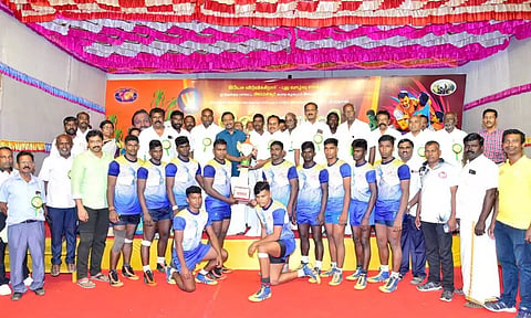 வெற்றி பெற்ற அணிக்கு சுழற்கோப்பை வழங்கப்பட்டபோது எடுத்த படம்.