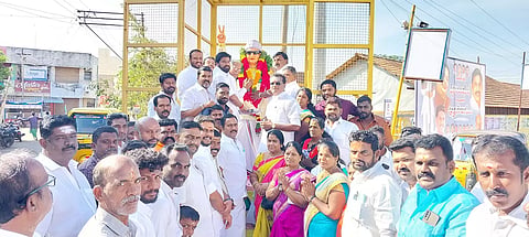 காரைக்குடியில்  எம்.ஜி.ஆர். சிலைக்கு ஓ.பி.எஸ். அணியினர் மாலை அணிவிப்பு