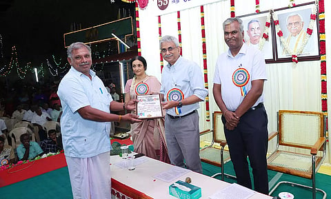 சிறப்பாக பணியாற்றும் தொழிலாளர்களுக்கு ராம்கோ சேர்மன்  பி.ஆர்.வெங்கட்ராமராஜா பாராட்டு சான்றிதழ் வழங்கினார்.