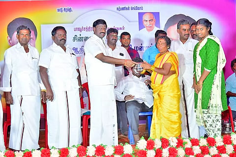 விளையாட்டு போட்டிகளில் வெற்றி பெற்றவர்களுக்கு நெல்லை தெட்சணமாற நாடார் சங்க தலைவர் ஆர்.கே.காளிதாசன் பரிசு வழங்கிய காட்சி.